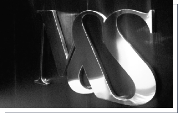 Logo M&S em relevo metálico